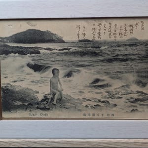 Seltene antike japanische Postkarte – Meiji 43 (1910) – signiert – Junge auf Seeblick – gerahmt Made in Japan F30