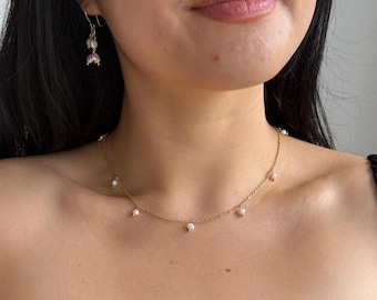 Gargantilla de perlas redondas pequeñas, delicado collar de perlas barrocas, collar de oro, collar de perlas de agua dulce, collar de capas, joyería minimalista