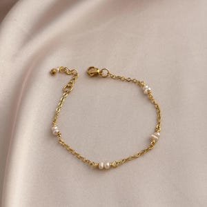 Gold Chain Pearl Bracelet, Dainty Bracelet, Baroque Freshwater Pearls Bracelet, Tiny Pearl Bracelet, Chain Link Bracelet, Bridal Jewelry