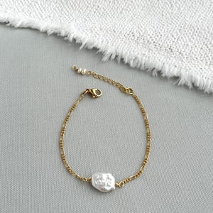 Figaro Chain Pearl Bracelet, Dainty Pearl Bracelet, Baroque Pearl Bracelet, Gold Chain Bracelet , Modern Pearl Bracelet, Minimalist Jewelry