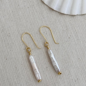 Długie kolczyki z perłami, nieregularne kolczyki z perłami słodkowodnymi w stylu boho, ręcznie robione kolczyki z haczykami z drutu, minimalistyczna biżuteria z wyrazistym wzorem