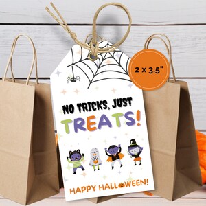 Könnte beinhalten: Weißer Halloween-Geschenkanhänger mit einem Spinnennetz, Sternen und Comicfiguren. Der Anhänger lautet "Keine Tricks, nur Leckereien! Frohes Halloween!" und misst 2 x 3,5 Zoll.