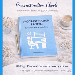 Op de afbeelding: Een lichtblauw ebook met de titel "Procrastination Ebook" met de tekst "Procrastination is a Thief". De cover toont een illustratie van een persoon aan een bureau. Een gouden pen, een kopje koffie en bloemen zijn ook zichtbaar.