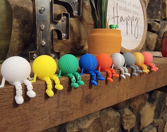 ¡Compañero de Pelota de Golf! El Expositor de Escritorio Perfecto para Golfistas: Tamaño Real de una Pelota de Golf con Patas Móviles