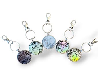 Llavero con moneda de Pokémon - Moneda de Pokémon reciclada en colgante de acero inoxidable cepillado