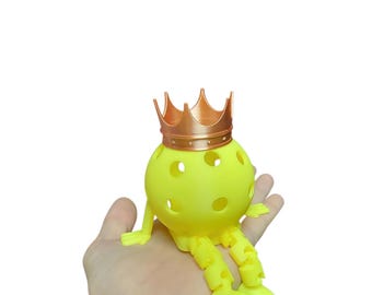 Pickleball Pal™ della Crown Edition! Un regalo articolato per il pickleball! L'espositore o il regalo perfetto per gli appassionati di pickleball e i vincitori di premi!