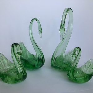Vintage glass Swan figurines set of 4 - Swan family - Retro home decor - Vintage solid glass Swan