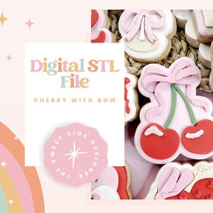 Puede incluir: Galletas decoradas con un diseño de cereza y un lazo rosa. La imagen incluye el texto "Digital STL File" y "Cherry with Bow". También es visible un logotipo rosa con texto. El fondo es de color rosa claro.