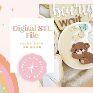 Puede incluir: Gráfico de archivo STL digital con el texto "TEDDY BEAR ON MOON". La imagen presenta una galleta de oso de peluche sobre una galleta de media luna, con las palabras "bearly wait" en una galleta. El diseño es en colores pastel suaves.