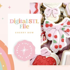 Puede incluir: Colección de galletas de azúcar decoradas en rosa y blanco. Una galleta tiene forma de lazo con acentos de cerezas rojas y hojas verdes. La imagen incluye un texto que dice "Digital STL File Cherry Bow".