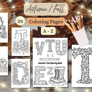 Op de afbeelding: Een verzameling van 26 kleurplaten met een herfstthema, met de letters A-Z. De pagina's bevatten illustraties van bladeren, dieren en seizoensgebonden items. De woorden "Autumn / Fall" en "Coloring Pages" zijn zichtbaar.