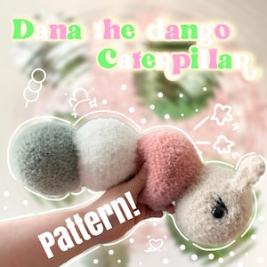 Może przedstawiać: Pluszowa zabawka w kształcie gąsienicy w odcieniach szarości, bieli i różu, z napisem "Dana the dango Caterpillar" i "Pattern!". Zabawka ma puszystą fakturę i kreskówkowy design, trzymana w dłoni.
