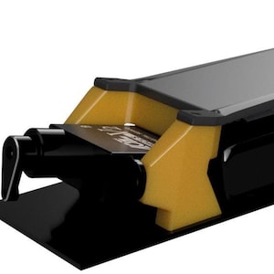 以下が含まれることがあります： 黒とオレンジの電動スケートボード。デッキは黒で、モーターも黒。バッテリーは黄色とオレンジで、フットブレーキは黒とオレンジです。