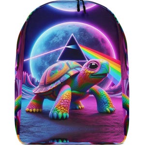 Może przedstawiać: Żywy, tęczowy żółw na tle psychodelicznym. Żółw stoi na fioletowo-niebieskiej powierzchni z różowym księżycem i tęczową pryzmą w tle.