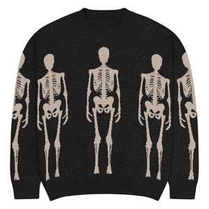Puede incluir: Suéter negro de cuello redondo con un patrón repetido de figuras de esqueleto beige. Los esqueletos están representados en un diseño anatómico estilizado. El suéter tiene un estilo clásico y casual, adecuado para diversas ocasiones.