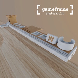 Op de afbeelding: Een witte en bruine game frame starterkit met een kasteeltoren, een bekerhouder en een klein standaard met een kasteelpictogram. De kit is 1 meter lang.  [gameframe] Starter Kit 1m