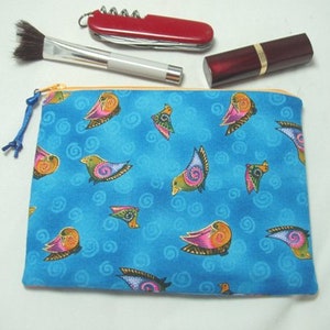 Bolsa grande acolchada con cremallera en Laurel Burch - Abrazando caballos- Pájaros multicolores sobre estampado azul