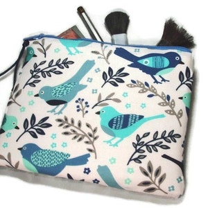 Bolsa acolchada con cremallera en estampado de pájaros cantores de arte popular de marfil e índigo
