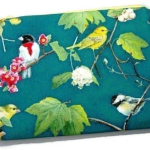 Neceser acolchado con cremallera en Heaven's Breath: estampado de pájaros en ramas