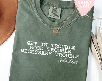 Comfort Colors®: "Meterse en problemas, buenos problemas, problemas necesarios", camiseta de John Lewis, camiseta de ícono de los derechos civiles, camiseta de protesta de John Lewis, camiseta de igualdad