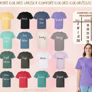 Puede incluir: Una tabla de colores para camisetas unisex Comfort Colors. La tabla muestra camisetas en varios colores, como Mantequilla, Negro, Azul Vaquero y Violeta. Una tabla de tallas muestra las medidas en cm para las tallas S a 2XL. Una mujer modela una camiseta morada.