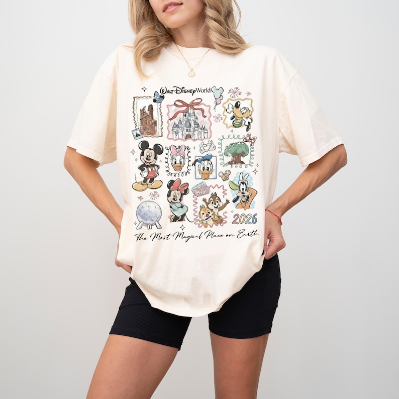 Puede incluir: Camiseta color crema con un colorido collage de personajes y lugares emblem&aacute;ticos de Disney. El dise&ntilde;o incluye a Mickey Mouse, Minnie Mouse, Donald Duck y Goofy, junto con el texto "Walt Disney World" y "The Most Magical Place on Earth."