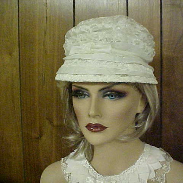 Chapeau cloche dentelle Ivoire avec des rangées de dentelle et union fait tag-tages 22 pouces