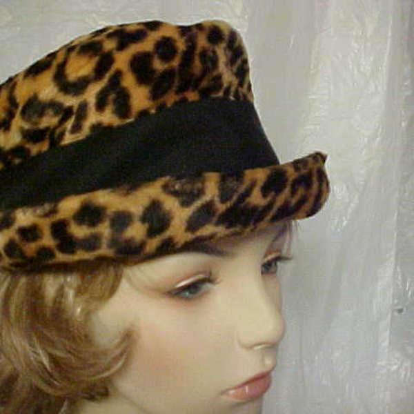 Chapeau de fourrure léopard faux vintage avec étiquette « Sanger Harris » et le label de l'union-ajustements 21-22 pouces