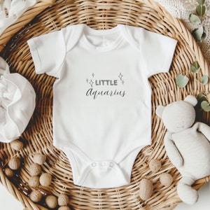 Tutina con il simbolo dell'Acquario, maglietta con lo zodiaco per neonati, regalo per baby shower, unisex, compleanno a gennaio, compleanno a febbraio