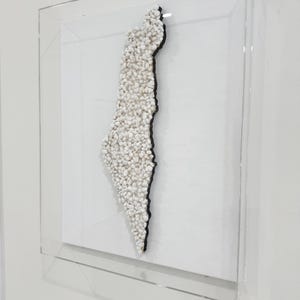 Handgefertigte Landkarte Israel aus weißen Kieselsteinen (50 x 40 cm)