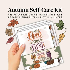 Può includere: Un kit di cura personale autunnale stampabile con una pila di fogli con il testo Open me first e Something Special for you, decorato con illustrazioni di zucche, foglie autunnali, un cestino e una bottiglia viola.