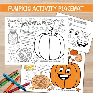 Puede incluir: Un juego de manteles individuales con actividades temáticas de calabaza con páginas para colorear y una actividad 'Construye una calabaza'. Incluye un laberinto de calabaza, tres en raya y chistes de calabaza. Se ven crayones.