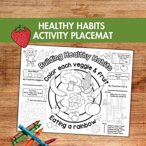 Può includere: Una tovaglietta bianca con la scritta "Healthy Habits Activity Placemat" e "Building Healthy Habits". La tovaglietta presenta una pagina da colorare con frutta, verdura e un cruciverba. I pastelli sono sparsi in basso.