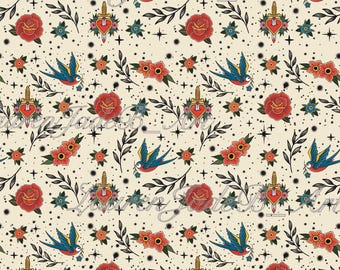 Könnte beinhalten: Ein sich wiederholendes Muster mit traditionellen Tattoo-Motiven. Das Design zeigt rote Rosen, blaue Schwalben, Dolche durch Herzen und florale Elemente, alles auf cremefarbenem Hintergrund mit schwarzen Sternakzenten.