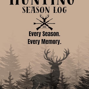 Può includere: Una copertina per diario di caccia color beige con il testo "HUNTING SEASON LOG" e "Every Season. Every Memory.", un grafico centrale di una testa di cervo sopra fucili incrociati e una grande sagoma di cervo in una foresta.