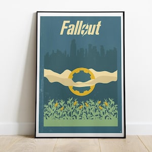 Könnte beinhalten: Ein blaues und gelbes Fallout-Poster mit dem Titel "Fallout" in gelber Schrift. Das Poster zeigt eine Skyline, ein gelbes Zahnrad-Symbol und ein Maisfeld.