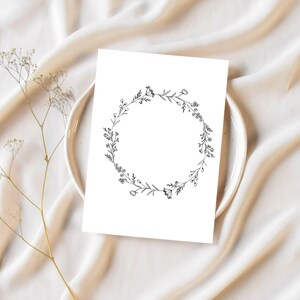 Puede incluir: Una ilustraci&oacute;n simple de una corona de flores en blanco y negro sobre un fondo blanco.