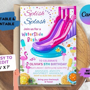 Könnte beinhalten: Eine farbenfrohe Einladung zu einer 5. Geburtstagsfeier mit dem Thema Wasserrutsche. Die Einladung zeigt eine rosa und violette aufblasbare Wasserrutsche, einen Pool und einen Flamingo. Der Text auf der Einladung lautet: "Splish Splash Join us for a WaterSlide Bash To Celebrate Olivia's 5th Birthday Saturday | 30th June 6:00 PM ANYSTATE, ANYCITY ANYSTREET, ANYHOUSE RSVP to ALEX 555-222-333 Bring your Swimsuit & Towel".