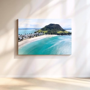 Luftbild Strand Fotografie Leinwanddruck, Mount Maunganui Wandkunst Neuseeland Drucke, Foto Geschenk Reisender, Natur Landschaft Wandkunst Poster