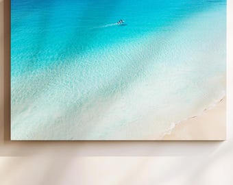 Wydruki nadmorskich krajobrazów do salonu, niebieska pozioma fotografia plażowa, nowoczesny wystrój domu w stylu marynistycznym, duży plakat z widokiem na ocean z lotu ptaka