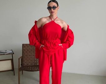 Conjunto de 3 piezas de lino rojo para mujer: top halter, camisa extragrande y pantalones de pierna ancha. Un look elegante y llamativo para el verano.