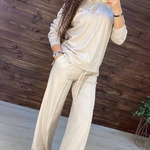 Completo da salotto beige da donna – Completo in morbida maglia a due pezzi con maglione a maniche lunghe e pantaloni a gamba larga, abbigliamento casual autunnale