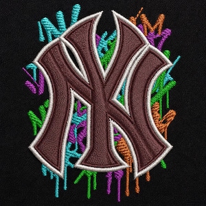 Puede incluir: Un logotipo bordado de los New York Yankees en marrón oscuro con un borde blanco, superpuesto sobre un fondo vibrante de estilo grafiti multicolor con gotas y salpicaduras en tonos azul brillante, verde, morado y naranja sobre negro.