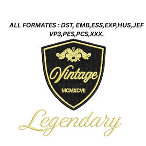 Puede incluir: Parche bordado en negro y dorado con un diseño de escudo. El parche presenta la palabra "Vintage" en una fuente de escritura, el número romano MCMXCVII y la palabra "Legendary".
