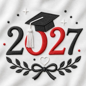 Op de afbeelding: Een geborduurd ontwerp op witte stof met de cijfers 2027 in zwart en rood. Een zwarte afstudeerhoed met een witte kwast staat boven op de nul. Het ontwerp bevat een zwarte strik, bladeren, een klein wit hartje en kleine sterren.