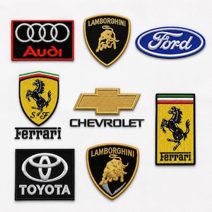 Könnte beinhalten: Eine Sammlung bestickter Aufnäher mit verschiedenen Automarken-Logos, darunter Audi, Lamborghini, Ford, Ferrari, Chevrolet und Toyota. Jeder Aufnäher zeigt den jeweiligen Markennamen und das ikonische Emblem in den entsprechenden Farben.