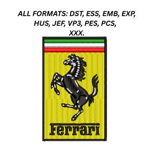 Könnte beinhalten: Gestickter Aufnäher mit dem Ferrari-Logo: ein schwarzes, sich aufbäumendes Pferd auf gelbem Grund, mit einem grünen, weißen und roten Rand. Das Wort "Ferrari" steht unten. Der Text oben lautet "ALL FORMATS: DST, ESS, EMB, EXP, HUS, JEF, VP3, PES, PCS, XXX."