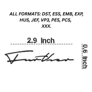 以下が含まれることがあります： 「Further」という名前の黒い署名。画像には「ALL FORMATS: DST, ESS, EMB, EXP, HUS, JEF, VP3, PES, PCS, XXX.」というテキストと、7.37 cm x 1.52 cmの寸法が含まれています。