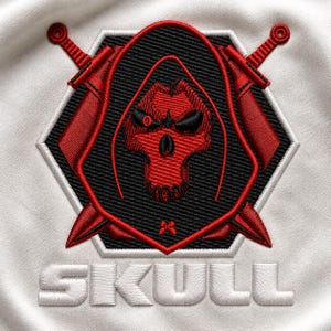 Pode incluir: Um emblema bordado em tecido branco com uma caveira vermelha de capuz, centralizada num hexágono preto com contorno branco. Duas espadas vermelhas estão cruzadas atrás da caveira. A palavra SKULL está bordada a branco sob o emblema.