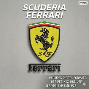 Può includere: Un design di ricamo digitale con il logo Scuderia Ferrari. Il logo presenta un cavallo nero rampante su uno scudo giallo, con le lettere "SF" sotto. Il testo "SCUDERIA FERRARI" è sopra il logo e "Ferrari" sotto. Sfondo grigio.